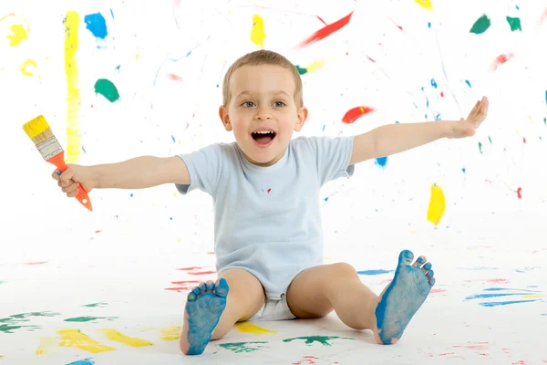 Bedårande 3-årig pojke barn fläckar kreativt på väggen. Stockbild