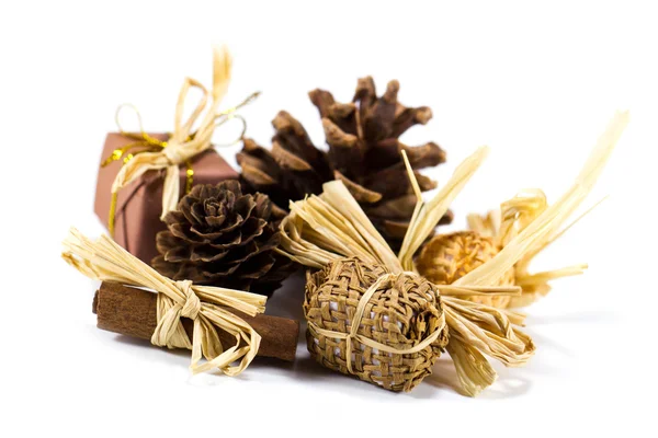 Décor de Noël avec cônes de pin, cannelle et bonbons Images De Stock Libres De Droits