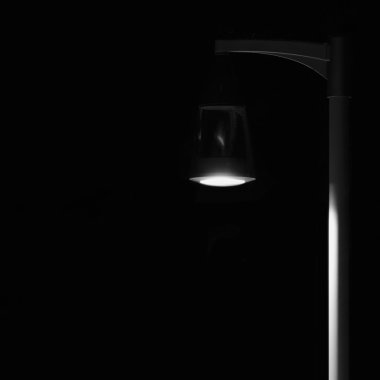 Parlak ışıklı Outdoor Fener Lamba direği sonrası, yalnız kavramı yalnızlık metafor, pencere ışık, dikey ıssız gece Park sahne Closeup, siyah izole kopya alan arka plan aydınlatılmış