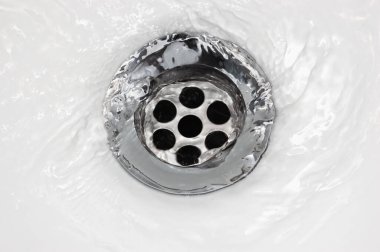 Lavabo tıkanıklığı, lavabo deliği, beyaz leğen deliği, akan su makro kapağı, paslanmaz çelik, porselen el yıkama leğeni, geniş, parlak, yatay yıkama el girdabı düz, çevre koruma banyo konsepti.