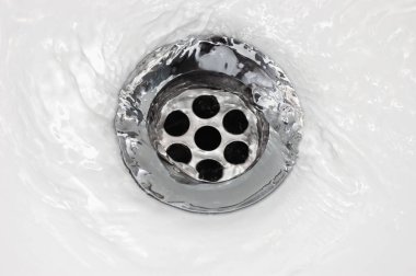 Lavabo tıkanıklığı, lavabo deliği, beyaz leğen deliği, akan su makro kapağı, paslanmaz çelik, porselen el yıkama leğeni, geniş, parlak, yatay yıkama el girdabı düz, çevre koruma banyo konsepti.