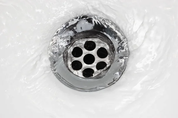 Spülenstopfen Ablaufloch Badezimmerstopfloch Weißer Waschbecken Auslauf Fließendes Wasser Makro Nahaufnahme — Stockfoto