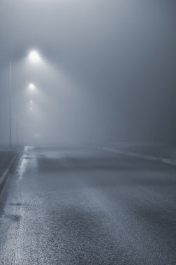 Sokak ışıkları, sisli puslu gece, lamba sonrası fenerler, ıssız yol sis sis, ıslak Asfalt asfalt, yaklaşan, araba farlar mavi anahtar
