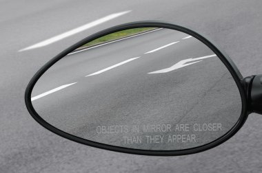 Dikiz aynası ile metin nesneleri ayna içinde göründükleri daha yakın uyarı, yansıtan road, sol lateral, makro closeup, Asfalt asfalt arka plan yansıması, beyaz çizgiler, oklar işaretleme