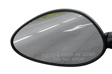 Dikiz aynası ayna nesneleri göründükleri, izole, daha yakın uyarı metni ile yansıtan road, yan yan, makro closeup, Asfalt asfalt yansıma, beyaz çizgiler, oklar işaretleme yaptı