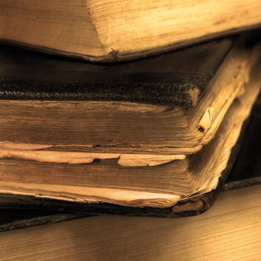 Eski yaşlı eski vintage kitap sepya closeup, büyük ayrıntılı makro, nazik bokeh, siyah deri kapağı