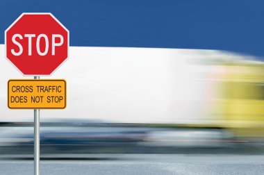 Kırmızı dur yol işareti, hareket kamyon araç trafikte arka plan, sarı çapraz Rating does değil durmak metin tabela tabela octagon, beyaz sekizgen çerçeve, metalik Kutbu posta, uyarı düzenleyici bulanık.