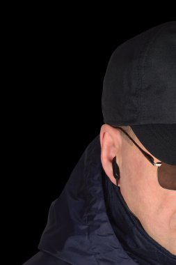 Polis güvenlik görevlisi specops personel polis gizlice dinleme portre siyah ajan gizli kulaklık detaylı closeup beyaz dikey specops polis memuru gözlük mavi ceket hood beyzbol şapkası izole