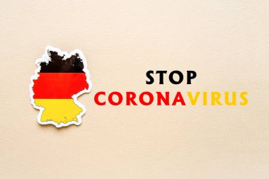 Almanya 'da koronavirüsü durdurun. Hafif kâğıt arkaplanda Alman bayrağı olan Almanya haritası. Metin CORONAVIRUS 'u durdurun. Covid-19 salgını, salgın konsepti.