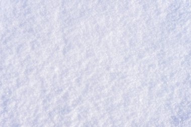 Güneşli bir günde ışıl ışıl kar taneleri olan beyaz taze kar dokusu. Kış mevsimi, tatil konsepti. Modern lüks arkaplan ya da metin için alan oluşturma.