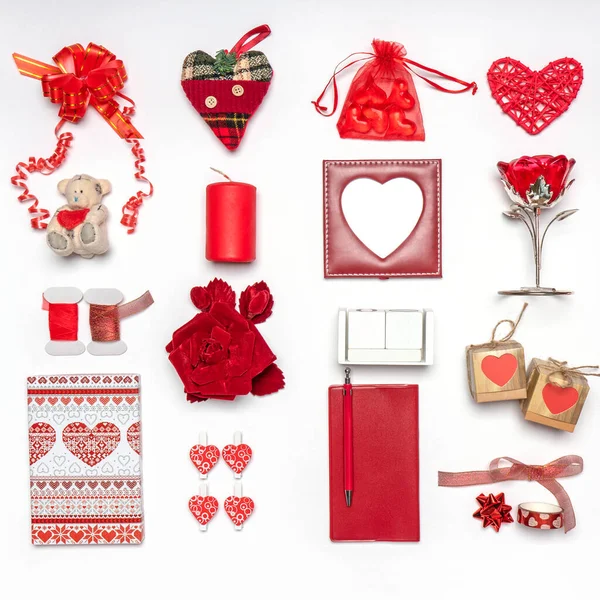 Stilvolle Accessoires Dekorationsartikel Und Miniaturspielzeug Roter Farbe Auf Weißem Hintergrund — Stockfoto