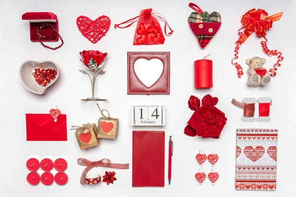 Stilvolle Accessoires Dekorationsartikel Und Miniaturspielzeug Roter Farbe Auf Weißem Hintergrund — Stockfoto