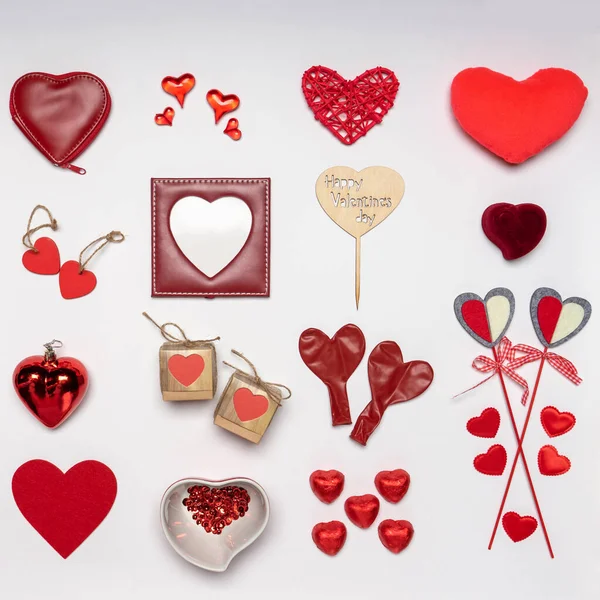 Verschiedene Herzen Und Stilvolle Accessoires Herzform Geschenke Und Süßigkeiten Roter — Stockfoto
