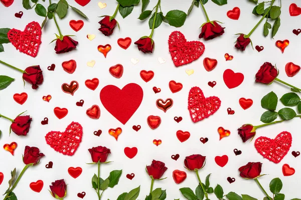 Творчий Склад Складається Свіжих Червоних Троянд Квітів Сердець Солодощів Білому — стокове фото