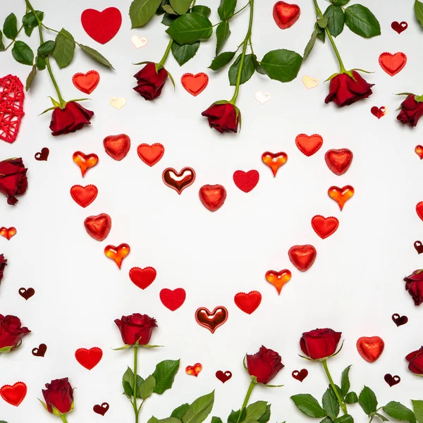 Símbolo Coração Feito Vários Corações Vermelhos Doces Com Flores Rosa — Fotografia de Stock