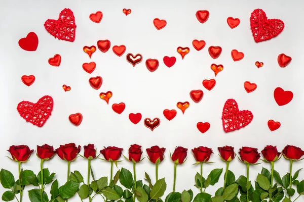 Símbolo Coração Feito Vários Corações Vermelhos Doces Com Flores Rosa — Fotografia de Stock