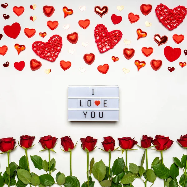 Frische Rote Rosenblüten Herzen Und Süßigkeiten Auf Weißem Hintergrund Text — Stockfoto