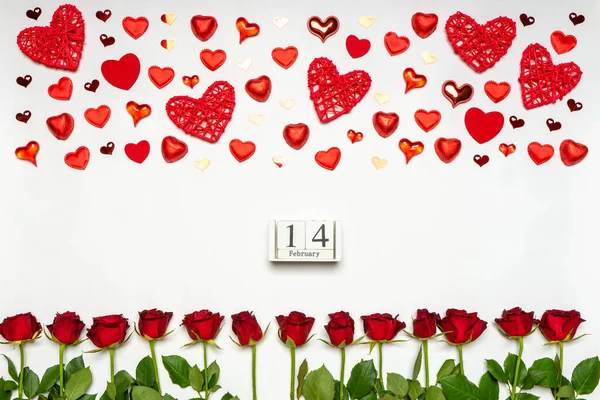 Flores Vermelhas Frescas Rosa Corações Doces Fundo Branco Data Calendário — Fotografia de Stock