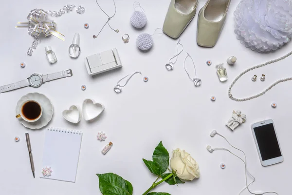 Hochzeitseinladung Leere Kalenderdaten Für Ihre Veranstaltung Und Stilvolle Feminine Accessoires — Stockfoto