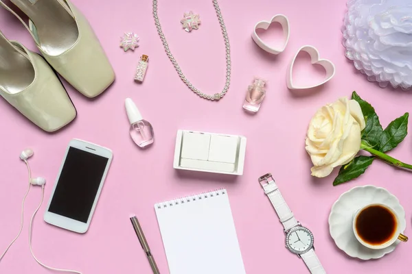 Stilvolle Feminine Accessoires Brautschmuck Schuhe Schmuck Rosenblüten Herzen Auf Rosa — Stockfoto