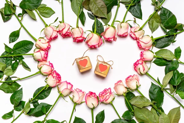 Coração Feito Belas Flores Rosas Frescas Caixas Presente Fundo Branco — Fotografia de Stock