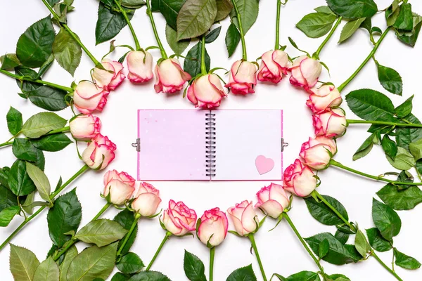 Herz Aus Frischen Rosa Rosen Blumen Und Leeres Notizbuch Auf — Stockfoto