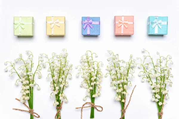 Sträuße Frischer Maiglöckchen Mit Pastellfarbenen Geschenkschachteln Auf Weißem Hintergrund Kreative — Stockfoto