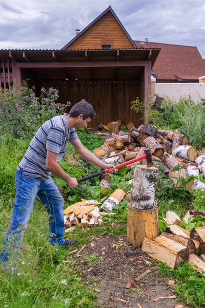 Przystojny Mężczyzna Średnim Wieku Rąbiący Drewno Siekierą Podwórku Wiejskiego Domu — Zdjęcie stockowe