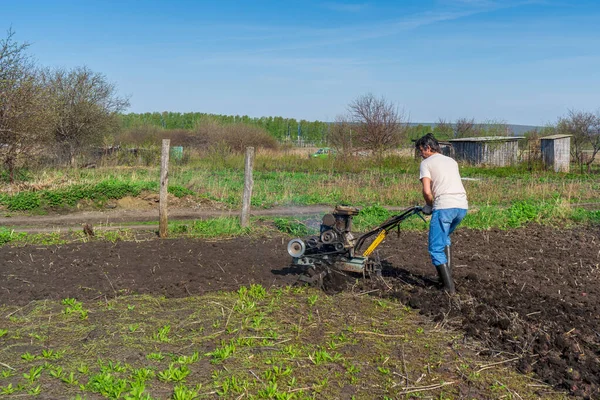 Man Wellingtons Met Cultivator Ploegen Grond Zonnige Dag Landbouw Bodembewerking — Stockfoto