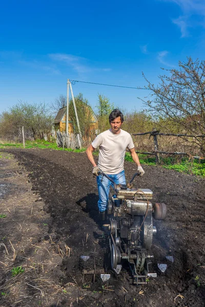 Man Wellingtons Met Cultivator Ploegen Grond Zonnige Dag Landbouw Bodembewerking — Stockfoto