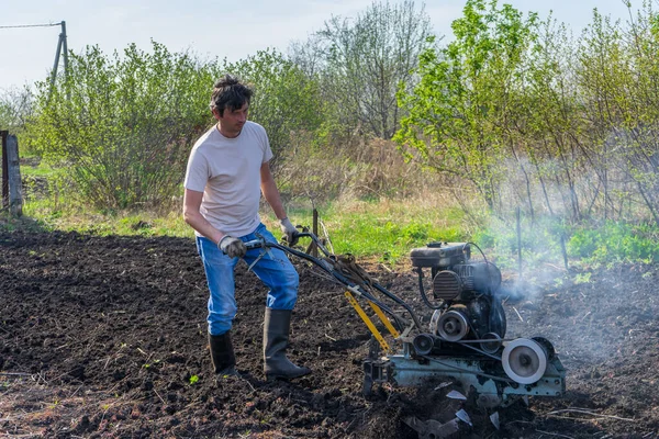 Homme Dans Des Tonnes Puits Avec Labourage Cultivateur Sol Dans — Photo