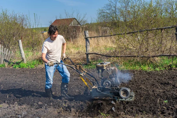 Homme Dans Des Tonnes Puits Avec Labourage Cultivateur Sol Dans — Photo