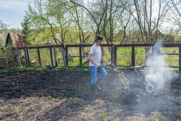 Homme Dans Des Tonnes Puits Avec Labourage Cultivateur Sol Dans — Photo