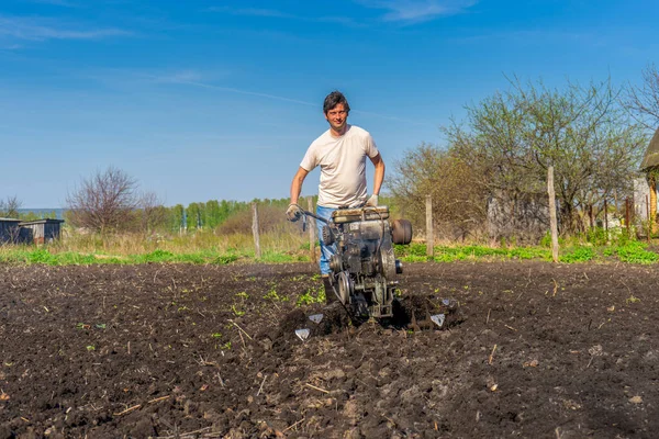 Homme Dans Des Tonnes Puits Avec Cultivateur Labourant Sol Dans — Photo