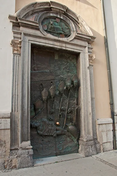 Drzwi kościoła Saint Nicholas w Lublanie — Zdjęcie stockowe