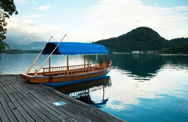 Човен на прекрасному озері — стокове фото