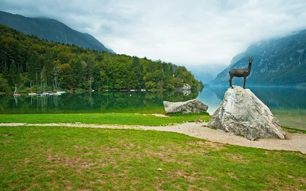 Loď na krásné jezero — Stock fotografie