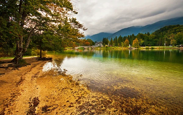 Barca sul bellissimo lago — Foto Stock