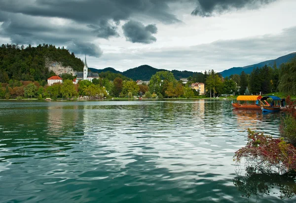 Boot op prachtige lake — Stockfoto