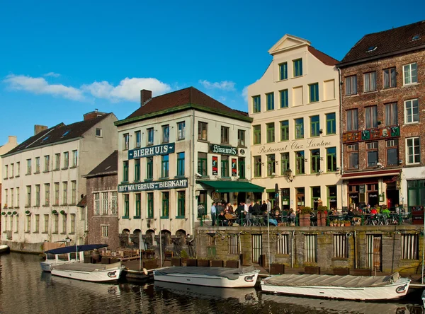 Ładny dom w starym mieście ghent — Zdjęcie stockowe