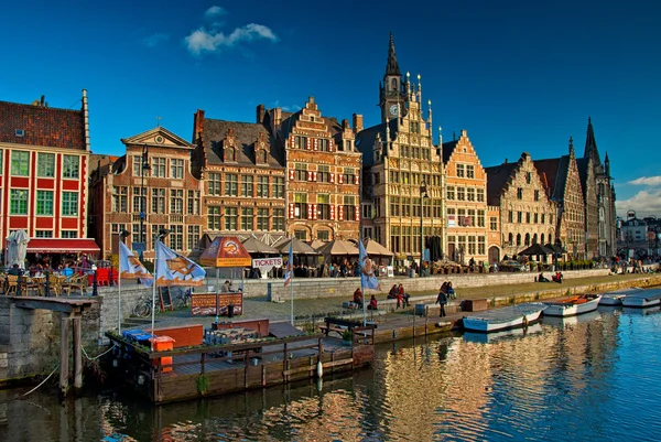 Mooie huizen in de oude stad Gent — Stockfoto