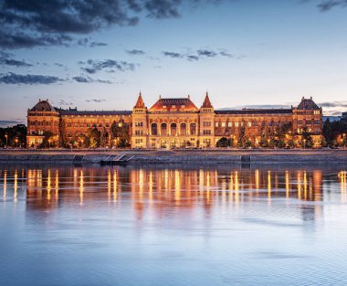 Budapeşte Teknoloji ve Ekonomi Üniversitesi ile Budapeşte nehir kıyısı manzarası