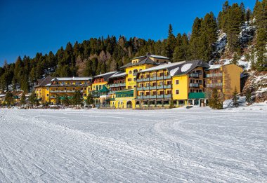 TURRACHER HHE, AUSTRIA - 2 Şubat 2020: Kış aylarında Avusturya 'nın Turracher Hhe kentindeki otellerle dağlara bakın.