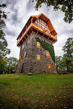 Macaristan 'ın Bujk kentinde sonbaharda ünlü bir Sasbrc gözcüsü