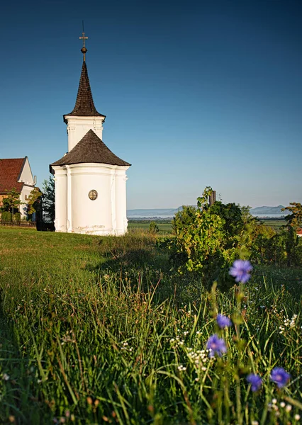 Mooie Oude Witte Kapel Bij Balatonlelle — Stockfoto