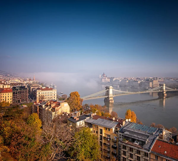 Foggy Budapest Chain Bridge — kuvapankkivalokuva