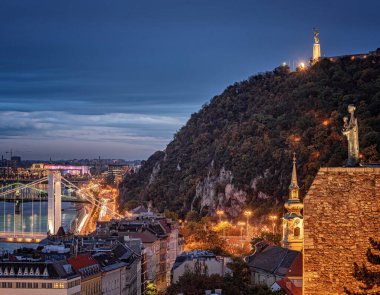 BUDAPEST, HUNGARY - 31 EKİM, 2020: Elisabeth Köprüsü ve Budapeşte 'de gece