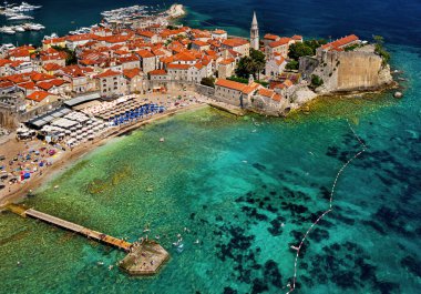 BUDVA, MONTENEGRO - 9 AĞUSTOS, 2019: Karadağ 'ın eski Budva kentine bakın.