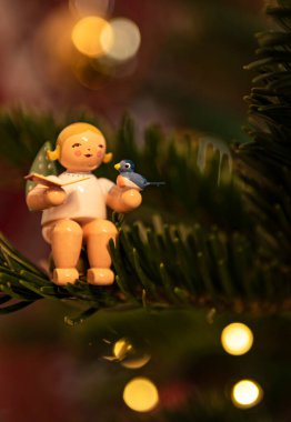 Noel kıyafetleriyle klasik tahta oyuncak melek, geleneksel Noel heykelciği.