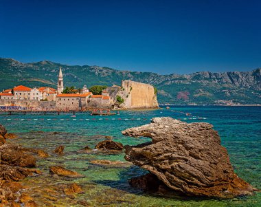 BUDVA, MONTENEGRO - 9 AĞUSTOS, 2019: Karadağ 'ın eski Budva kentine bakın.